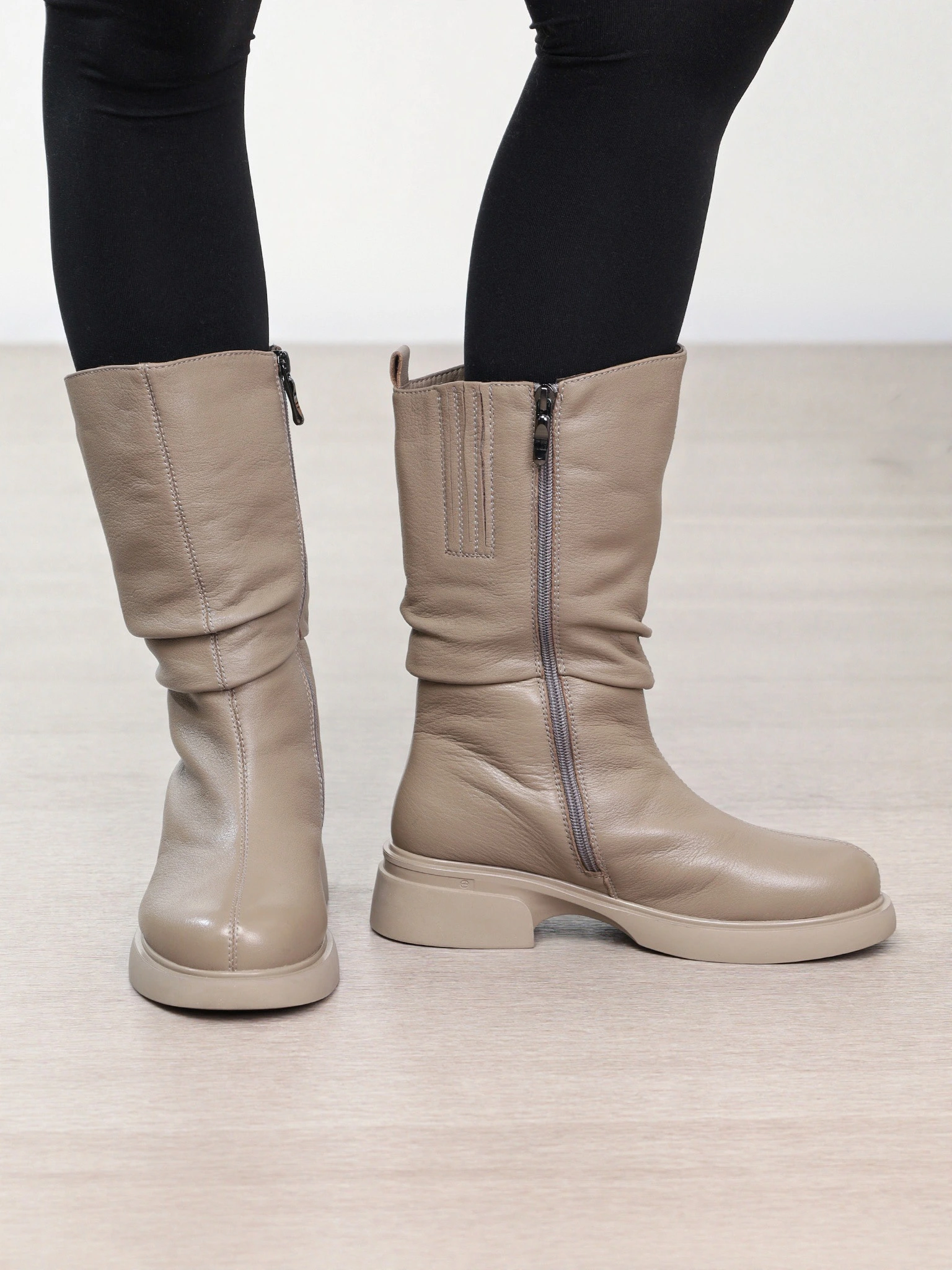 Сапоги серого цвета на среднем широком каблуке с мягкими складками